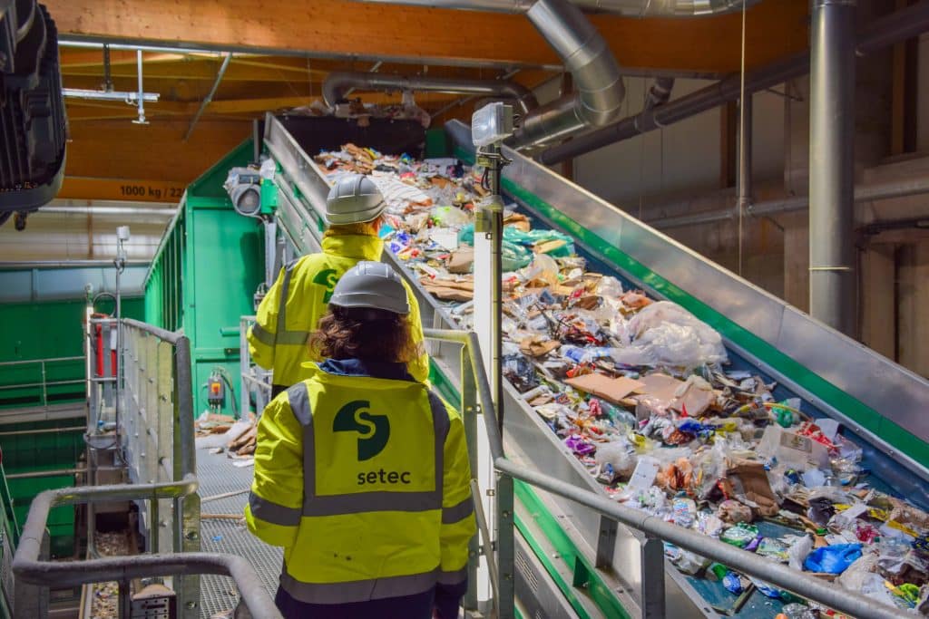 Ingénieurs du groupe setec visitant un centre de tri des déchets